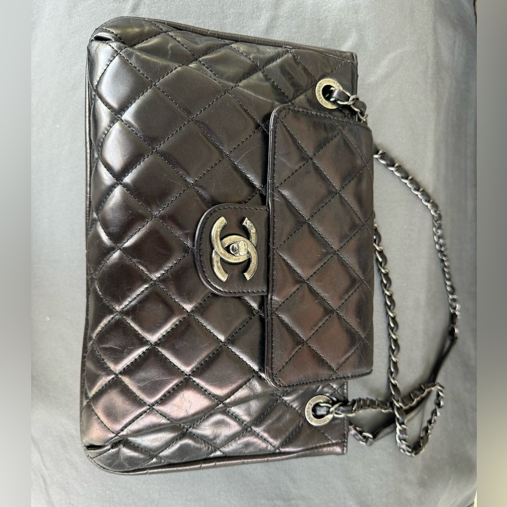 Chanel
Classic Flap accordion metallic black